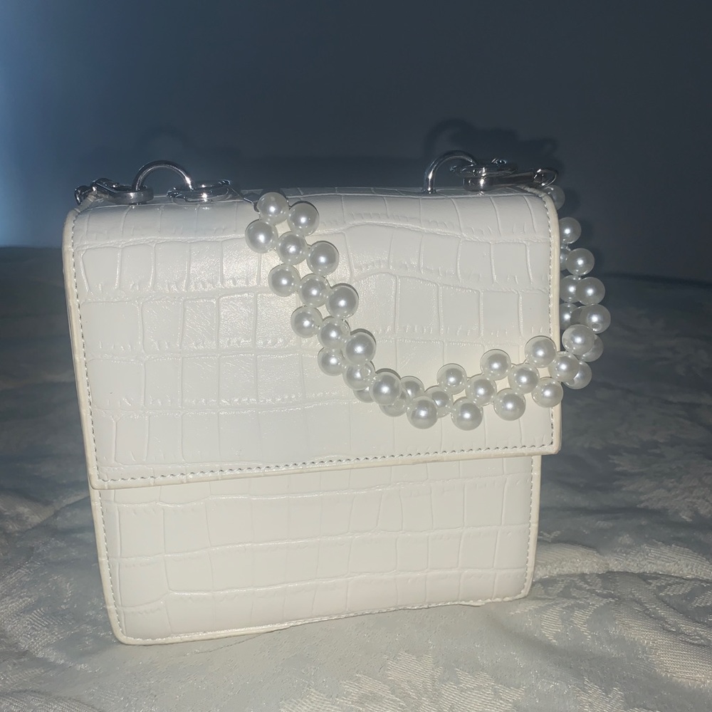 ‼️brand new‼️Mini Pearl handle crock pattern white bag